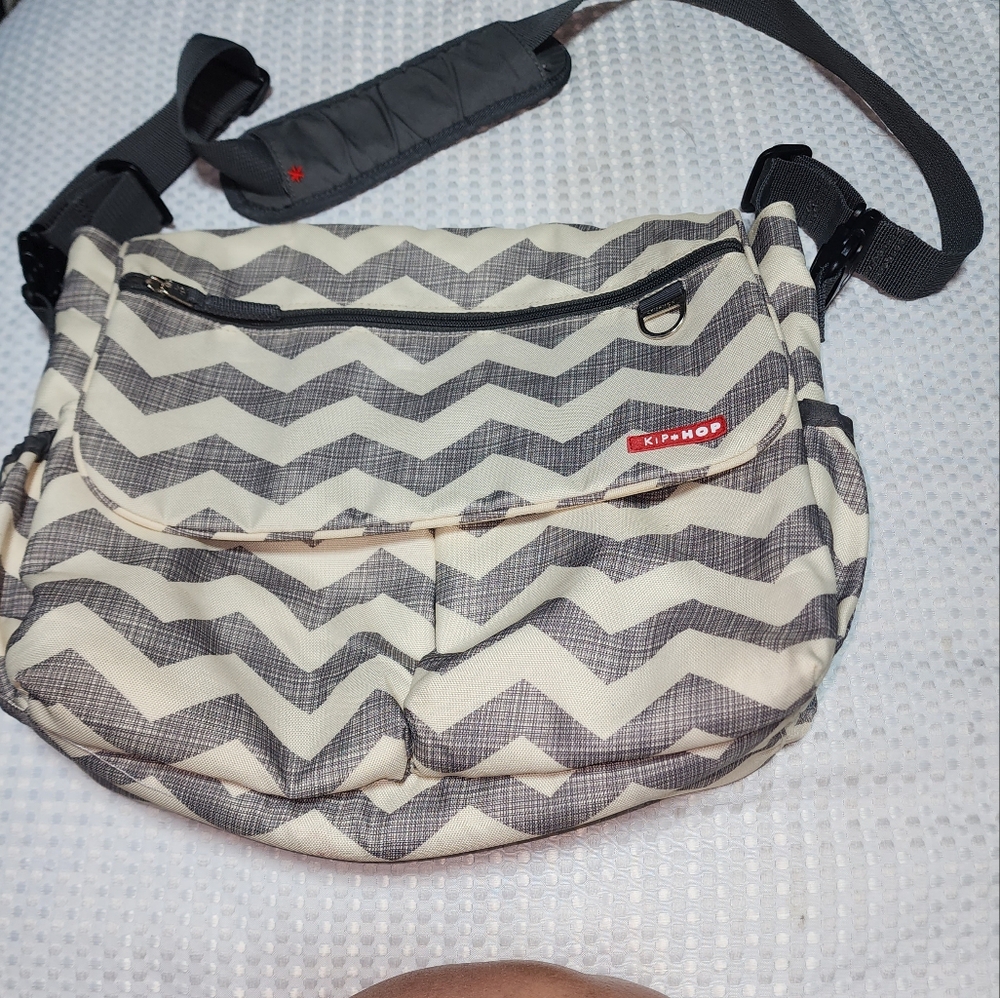 KIP*HOP EUC DASH CHEVRON LARGE DIAPER BAG CROSSBODY BAG